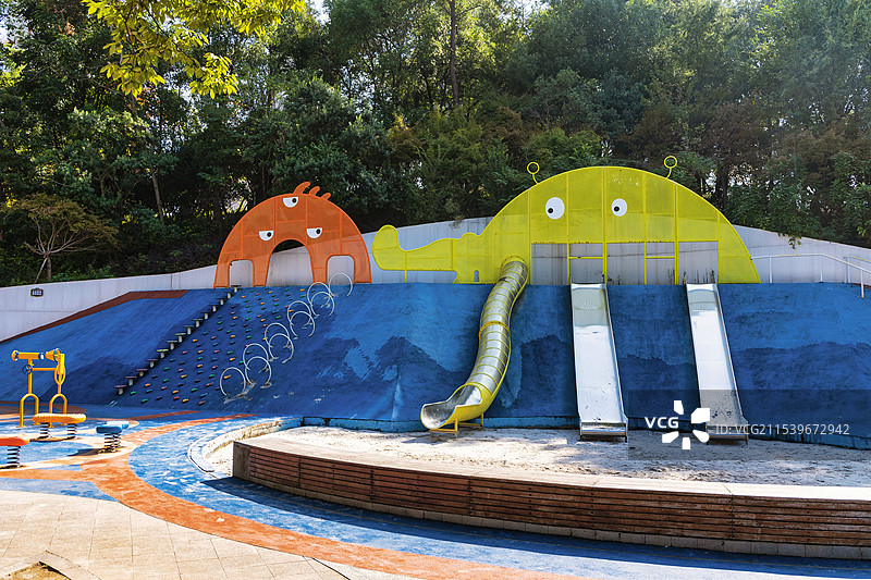 公园里的儿童组合滑梯游乐设施图片素材