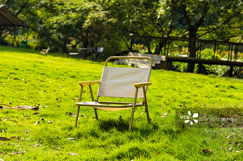 秋季的草地上，一把露营椅图片素材