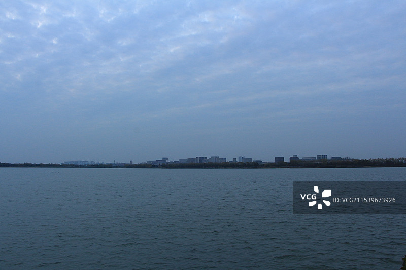 上海青西郊野公园大莲湖蓝调时分图片素材