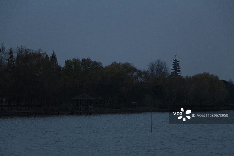 上海青西郊野公园大莲湖蓝调时分图片素材