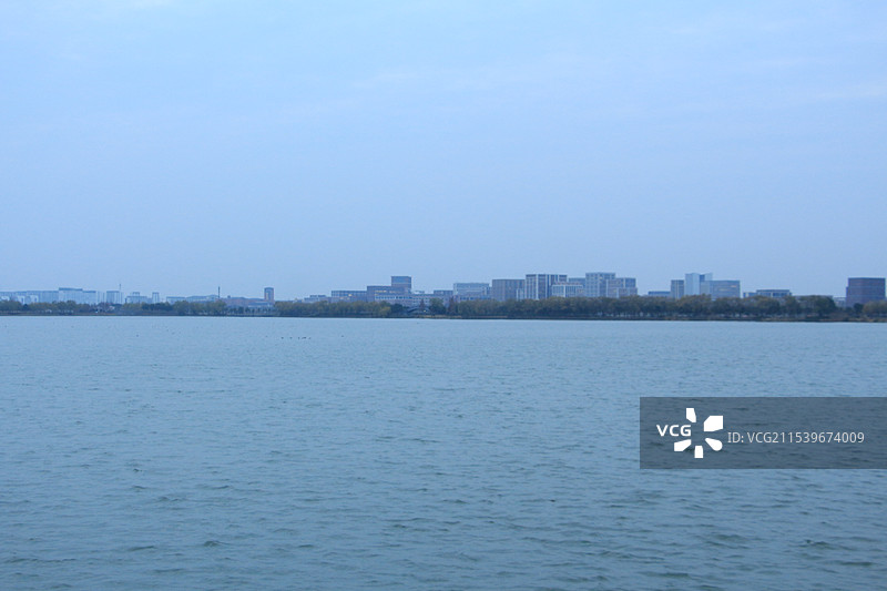 上海青西郊野公园大莲湖蓝调时分图片素材