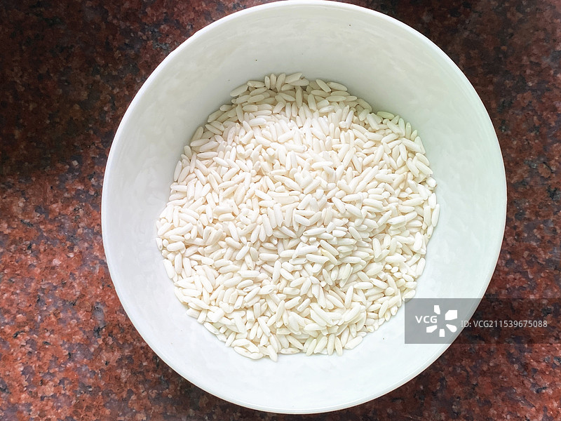 桌子上碗里的糯米的正上方视图图片素材