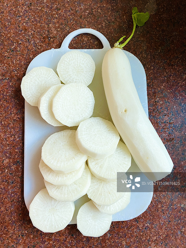 刀板上切块的白萝卜的特写图片素材