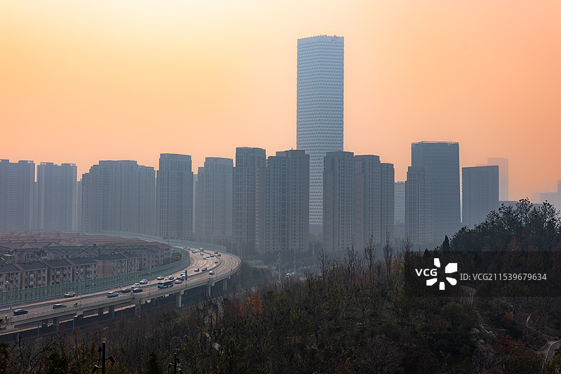 冬天晨雾中的城市摄于上海浦东双子山图片素材