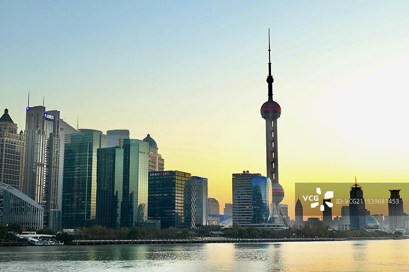 上海城市风光：北外滩看陆家嘴摩天大楼建筑群，东方明珠，上海中心大厦，金茂大厦，环球金融中心图片素材