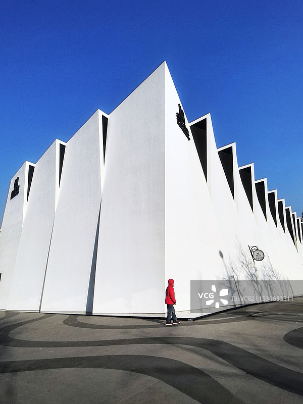 蓝天映衬下的美克洞学馆景观图片素材