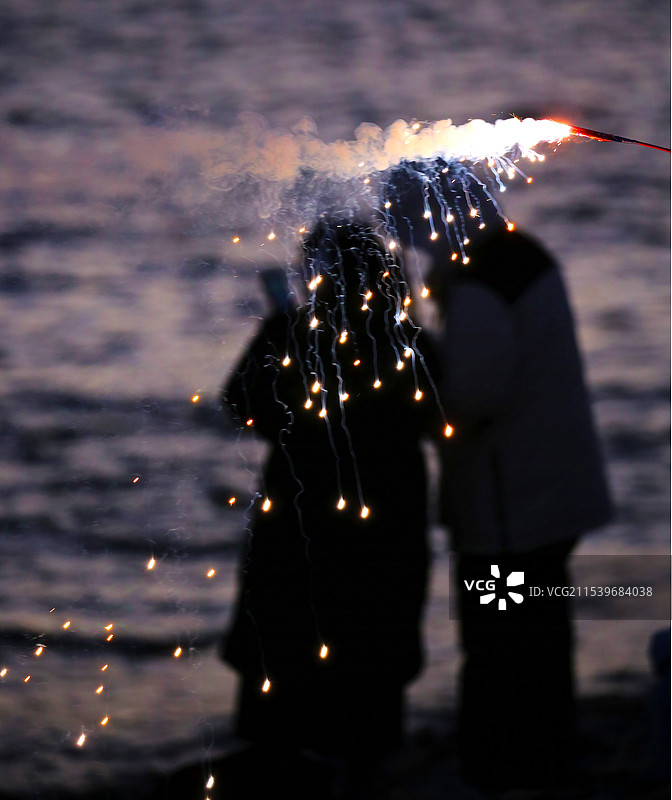 烟花下的爱人图片素材