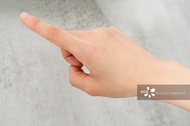 灰色背景中女人手指按压动作图片素材