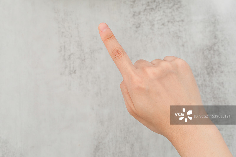 灰色背景中女人手指按压动作图片素材