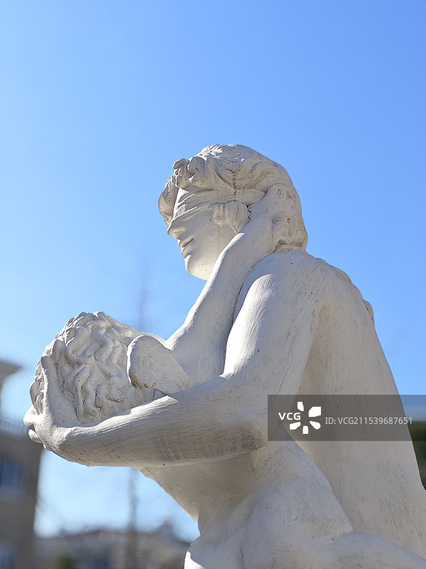 蓝天下的雕像俯视图图片素材