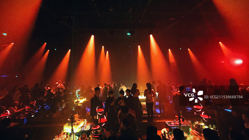 夜店狂欢的人们图片素材