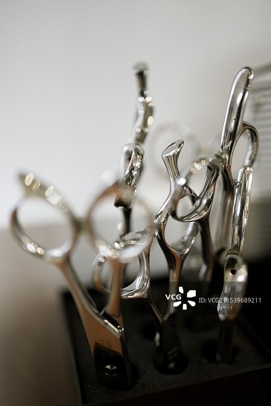 桌子上的剪刀特写镜头图片素材