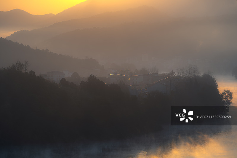 衡阳耒阳蔡伦竹海耒水河上的晨雾日出风光图片素材