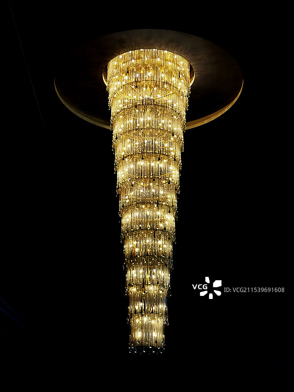 黑色背景下照明设备的低角度视图图片素材