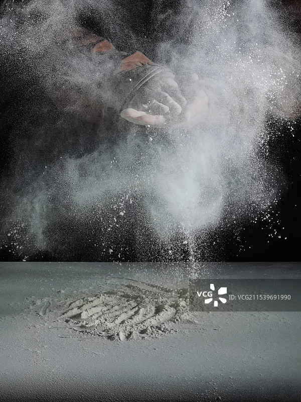 黑色背景下的面粉特写镜头图片素材