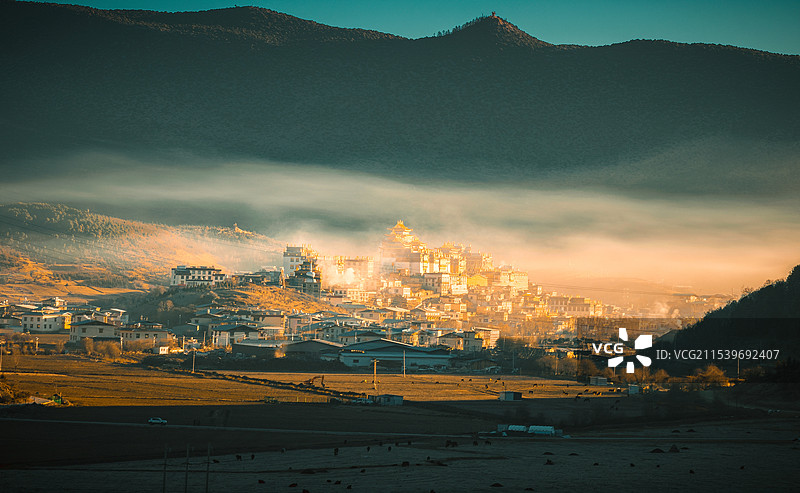 晨雾中的松赞林寺图片素材