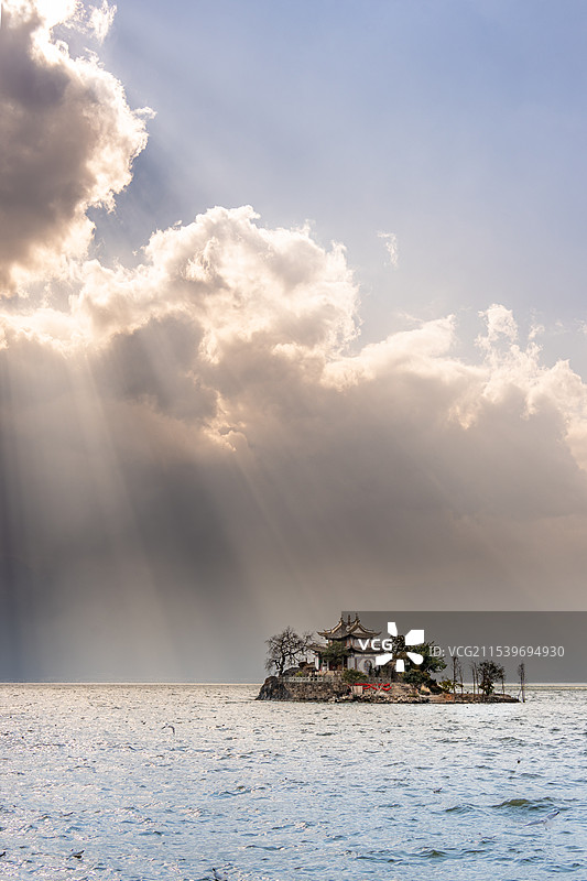 万丈光芒下的小普陀图片素材