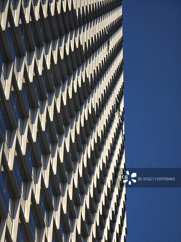 蓝天下现代建筑的低视角图片素材