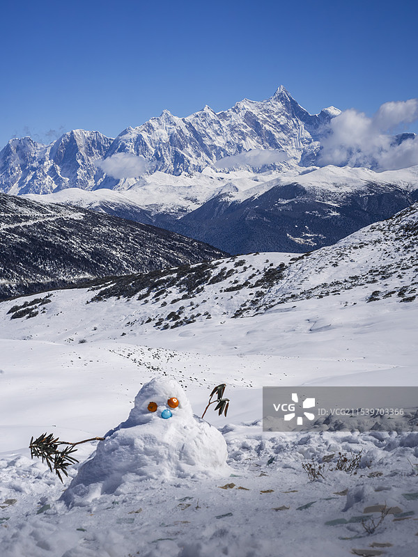 南迦巴瓦和小雪人图片素材