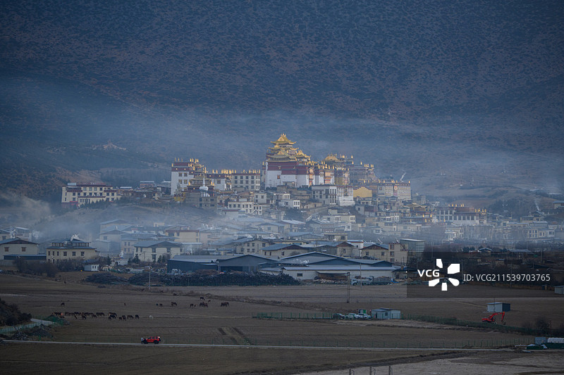 松赞林寺晨雾图片素材