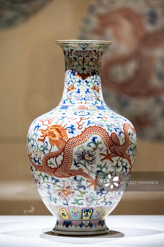 辽宁省博物馆藏清三代官窑瓷器精品展 清乾隆 粉彩龙凤穿花瓶图片素材
