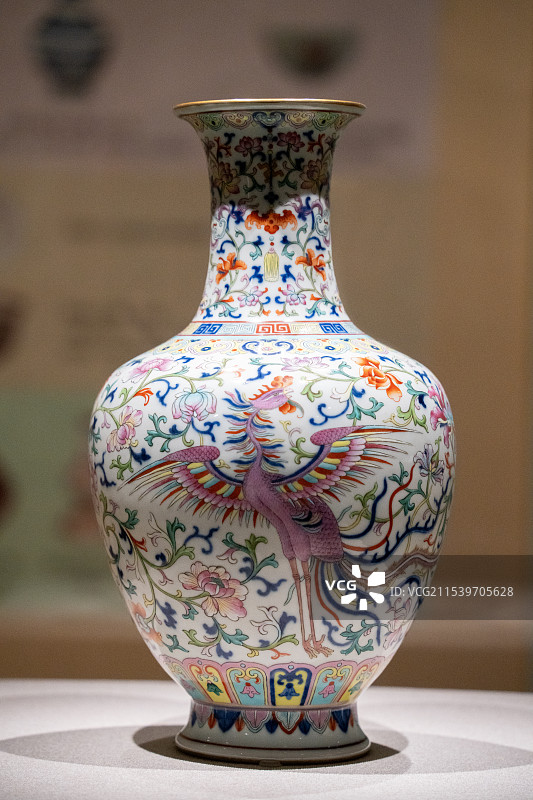 辽宁省博物馆藏清三代官窑瓷器精品展 清乾隆 粉彩龙凤穿花瓶图片素材