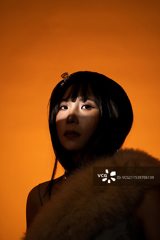 彩棚光影拍摄酷飒年轻YK2女性图片素材