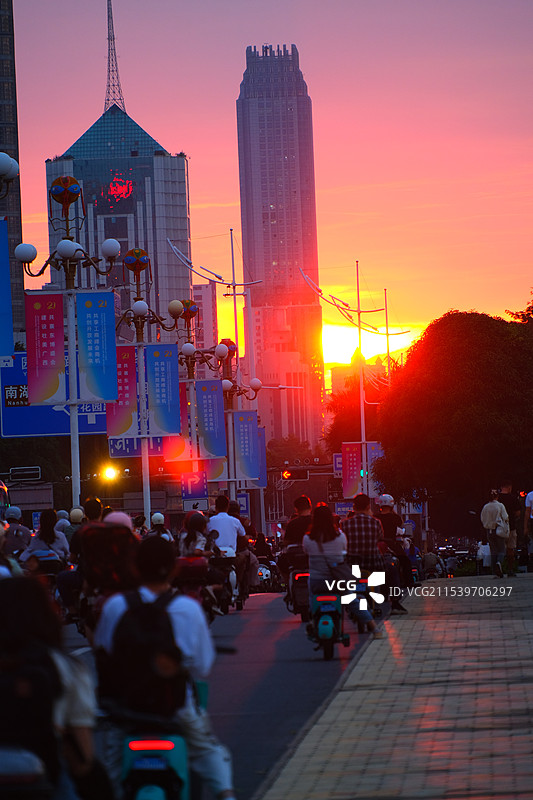 下班后步行回家的上班族，日落背光图片素材