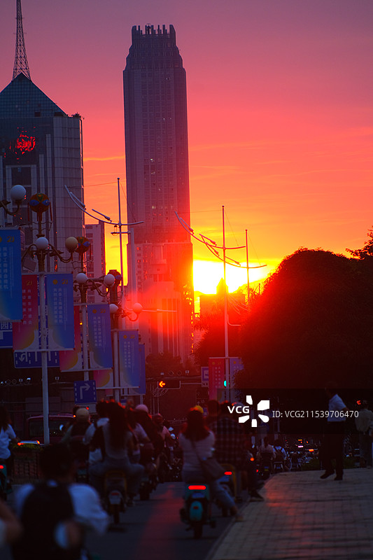 下班后步行回家的上班族，日落背光图片素材