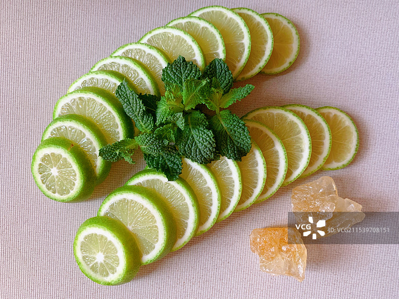 桌上水果的高角度视图图片素材