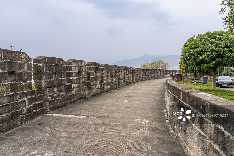 重庆奉节夔州古城墙和白帝城长江大桥同框图片素材