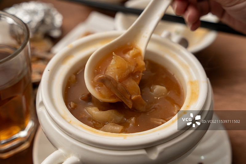 汕头特色小吃红烧鱼翅煲图片素材