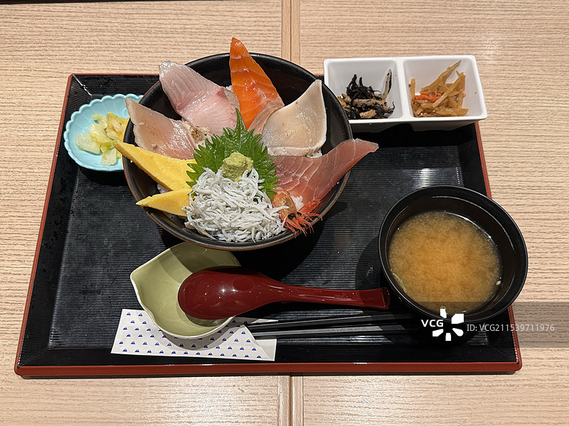 餐桌上的海鲜丼海鲜刺身盖饭与味增汤套餐图片素材