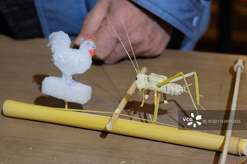 高粱杆和泡沫做的玩具（自制玩具。公鸡。蝈蝈）图片素材