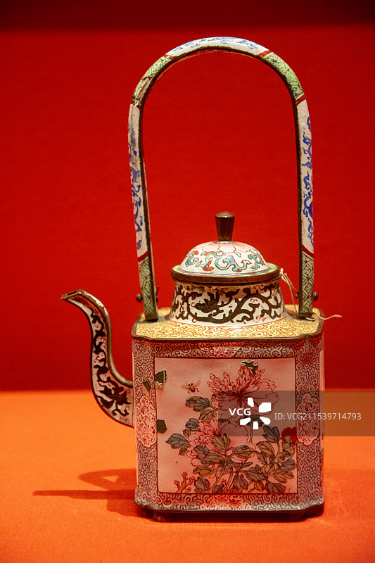 清铜胎画珐琅提梁壶图片素材