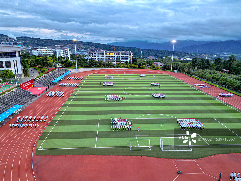 云南腾冲滇西应用技术大学珠宝学院新生军训表演航拍图片素材