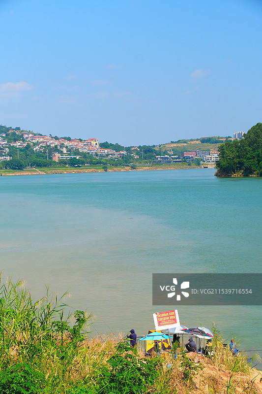 蓝天白云下的湖边城市风光图片素材