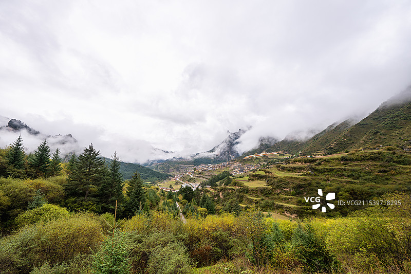 云雾中的扎尕那图片素材