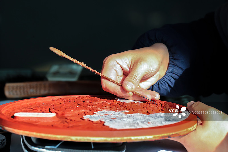 非遗传承人正在制作漆器图片素材