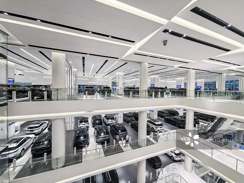 深圳最大的二手车交易商澳康达二手车交易大楼内部图片素材