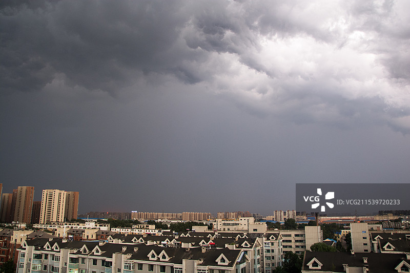 乌云压城图片素材