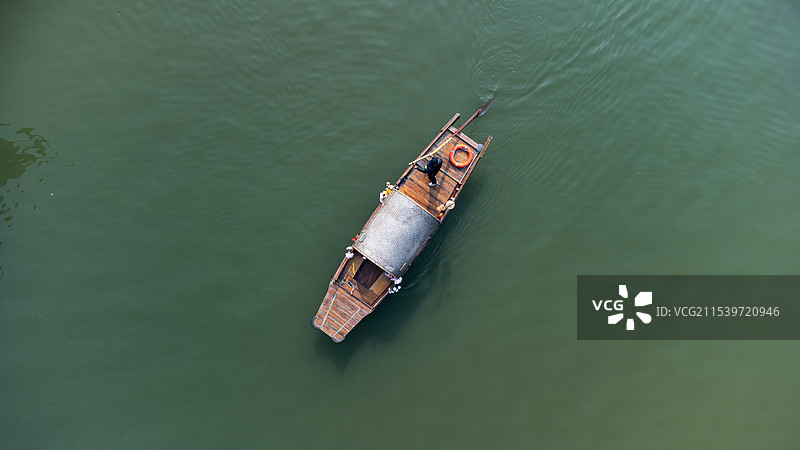 俯视朱家角江上小舟图片素材