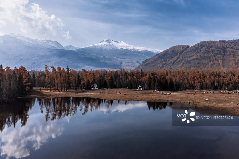 喀纳斯深秋湖面图片素材