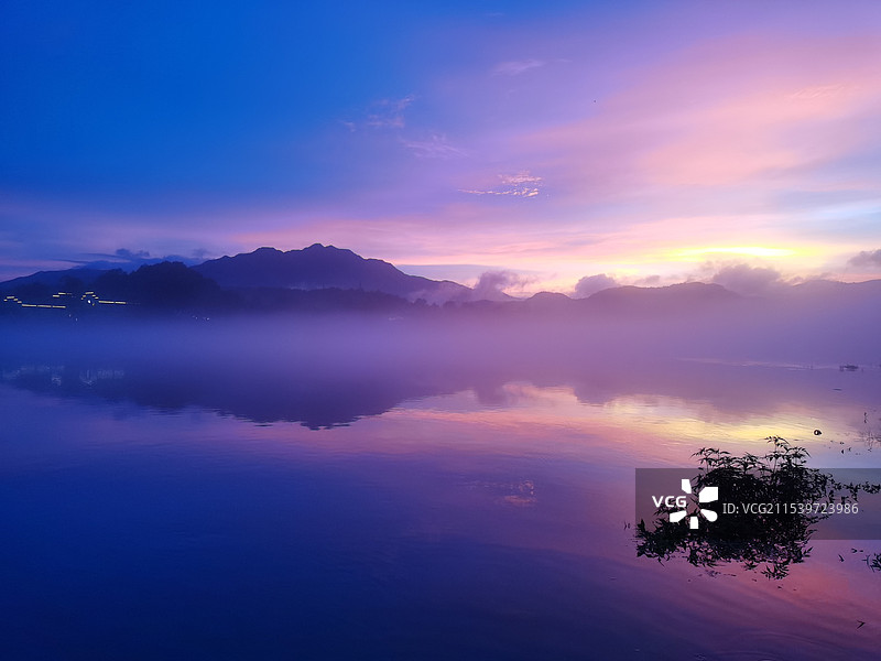泾县桃花潭夕阳映照群山景色图片素材