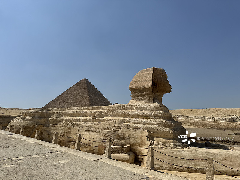 狮身人面像和金字塔的侧面图片素材