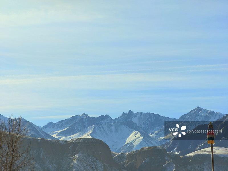 白雪皑皑的群山在天空中的全景图片素材