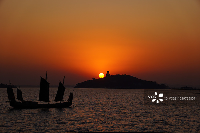 日落和帆船图片素材
