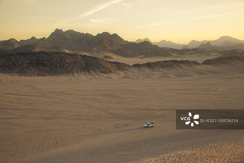 沙漠越野图片素材