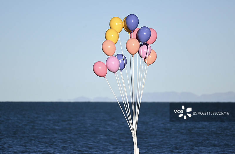 青海湖边的气球图片素材