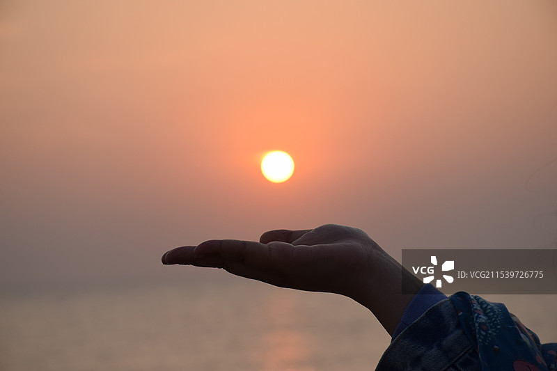 日出，手托图片素材